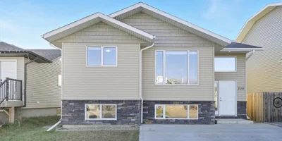 220 Warwick Crescent, Warman, SK – Beautiful Bi-Level Home for Sale