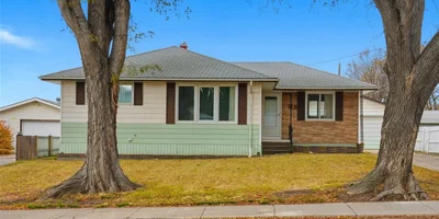 910 35th Street W, Saskatoon, SK – Mid-Century Modern Bungalow Backing Henry Kelsey Park